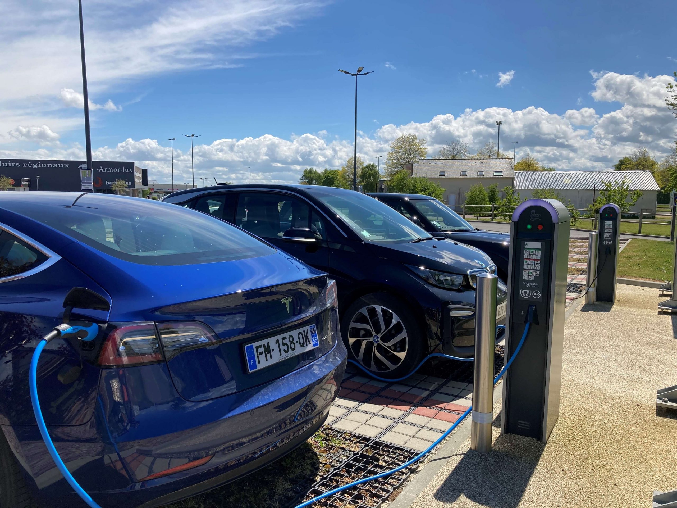 Prises et bornes de recharge pour véhicules électriques : ensemble