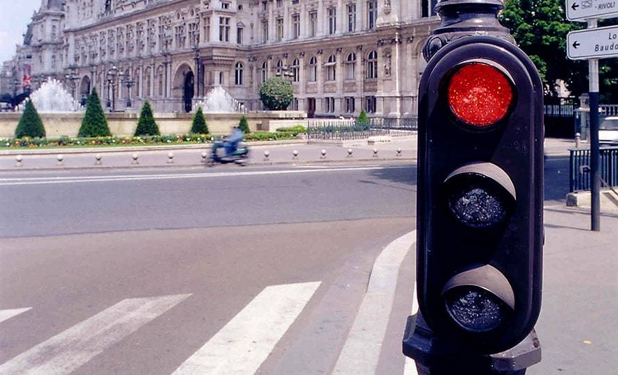 Un Ensemble De Feux De Signalisation Et De Panneaux Facettés Sur